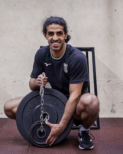 Shugaa Naswan Portfolio: Shugaa stellt sich seine Gewichte für's Training zusammen